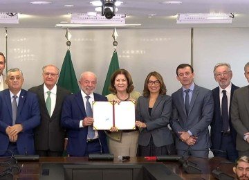 Presidente Lula assinou MP ao lado de ministros, da primeira-dama e nomes da cúpula do governo -  (crédito: Reprodução/CanalGov)