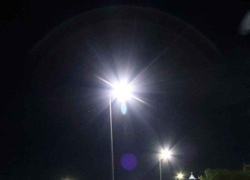 Novos projetores, luminárias potentes e mais postes foram instalados no extremo da passarela que fica próximo da rodoviária. Carro da Guarda municipal que faz ronda na área -  (crédito: Marcos Vieira/EM/D.A Press)
