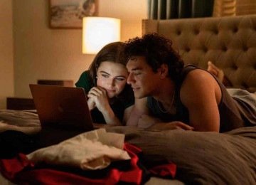 A estudante de música Hannah Wells (Ella Bright) e o capitão do time de hóquei Garrett Graham (Belmont Cameli) inventam namoro falso  -  (crédito: Prime Video/Divulgação)