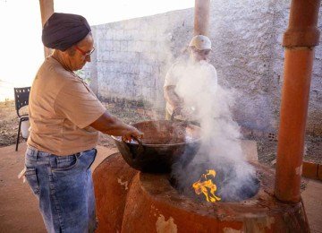 Natural de Uruana, Maria da Glória Rezende transforma fios de algodão em novelo  -  (crédito: Yuri Cruvinel/FUNBIO/Divulgação)