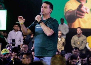 FlÃ¡vio Bolsonaro testa nomes de vices para avaliar potencial de ampliar votos -  (crédito: Vitor Souza /AFP)