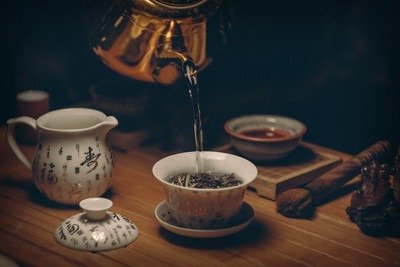 O chá surgiu na China mais de dois mil anos antes de Cristo e se espalhou pelo mundo através das rotas comerciais. Hoje, é uma das bebidas mais consumidas, ligada a rituais culturais e momentos de convivência. -  (crédito:  pexels -pixabay)