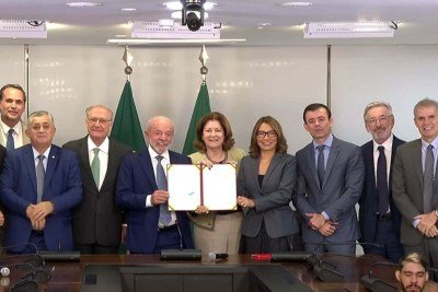 Presidente Lula assinou MP ao lado de ministros, da primeira-dama e nomes da cúpula do governo -  (crédito: Reprodução/CanalGov)