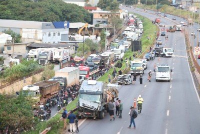 Acidente provocado por uma carreta no Anel Rodovi&aacute;rio, no sentido Vit&oacute;ria, deixou v&aacute;rios ve&iacute;culos destru&iacute;dos
       -  (crédito:   Marcos Vieira/EM/D.A Press)