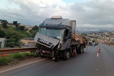Acidente na região Oeste da capital mineira deixou ao menos duas pessoas feridas e causou grande congestionamento no sentido Vitória -  (crédito: Larissa Leone/EM/D.A Press)