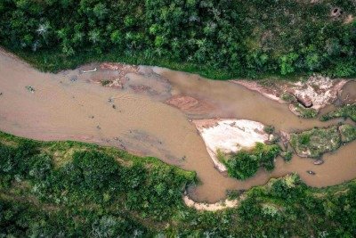 Expedi&ccedil;&atilde;o rema pelo Rio Par&aacute; colocando em pr&aacute;tica novas rotas de navega&ccedil;&atilde;o que foram foram tra&ccedil;adas em plano da bacia -  (crédito: Tanto Expresso/CBH Rio das Velhas)