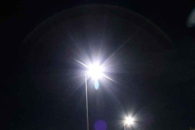 Novos projetores, luminárias potentes e mais postes foram instalados no extremo da passarela que fica próximo da rodoviária. Carro da Guarda municipal que faz ronda na área -  (crédito: Marcos Vieira/EM/D.A Press)