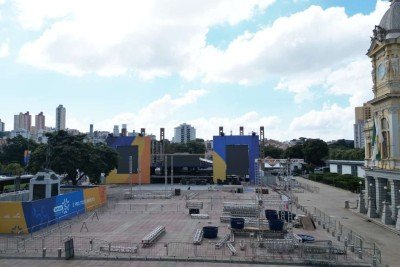 A estrutura para os shows que acontecerão na Praça da Estação já estão sendo montadas -  (crédito: Leandro Couri/EM/D.A.Press)