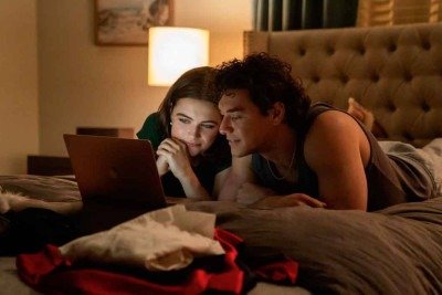A estudante de música Hannah Wells (Ella Bright) e o capitão do time de hóquei Garrett Graham (Belmont Cameli) inventam namoro falso  -  (crédito: Prime Video/Divulgação)