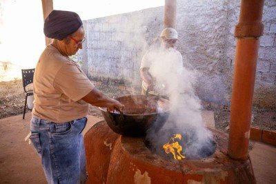 Natural de Uruana, Maria da Glória Rezende transforma fios de algodão em novelo  -  (crédito: Yuri Cruvinel/FUNBIO/Divulgação)