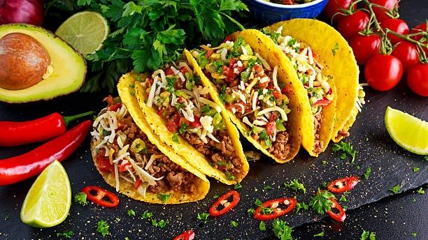 Aprenda a preparar os aut&ecirc;nticos tacos mexicanos com carne mo&iacute;da e acompanhamentos frescos, uma das receitas tradicionais do M&eacute;xico. -  (crédito: iStock)
