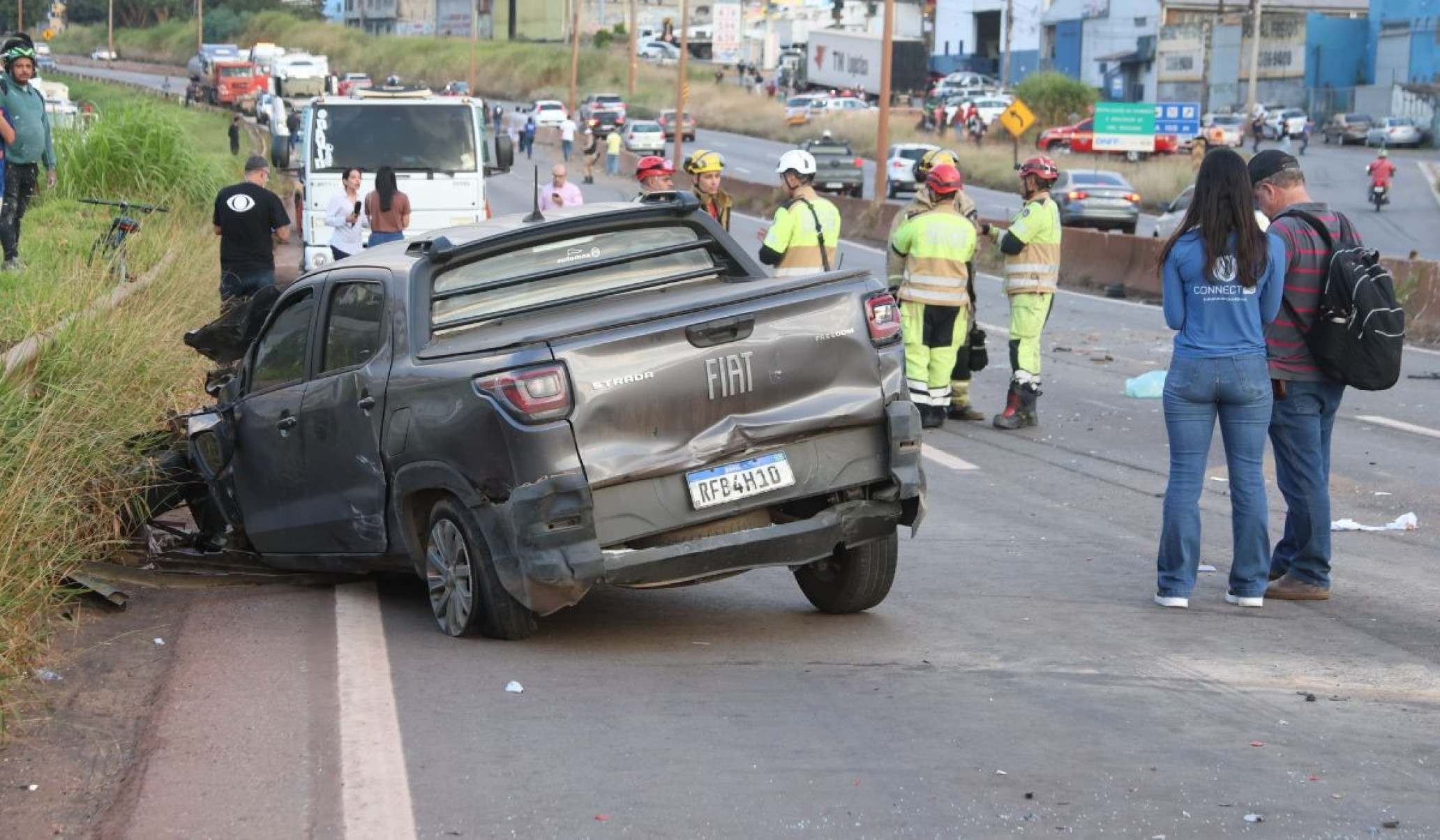 Imagens divulgadas nas redes sociais mostram a carreta atravessada na pista e diversos carros danificados após o impacto.