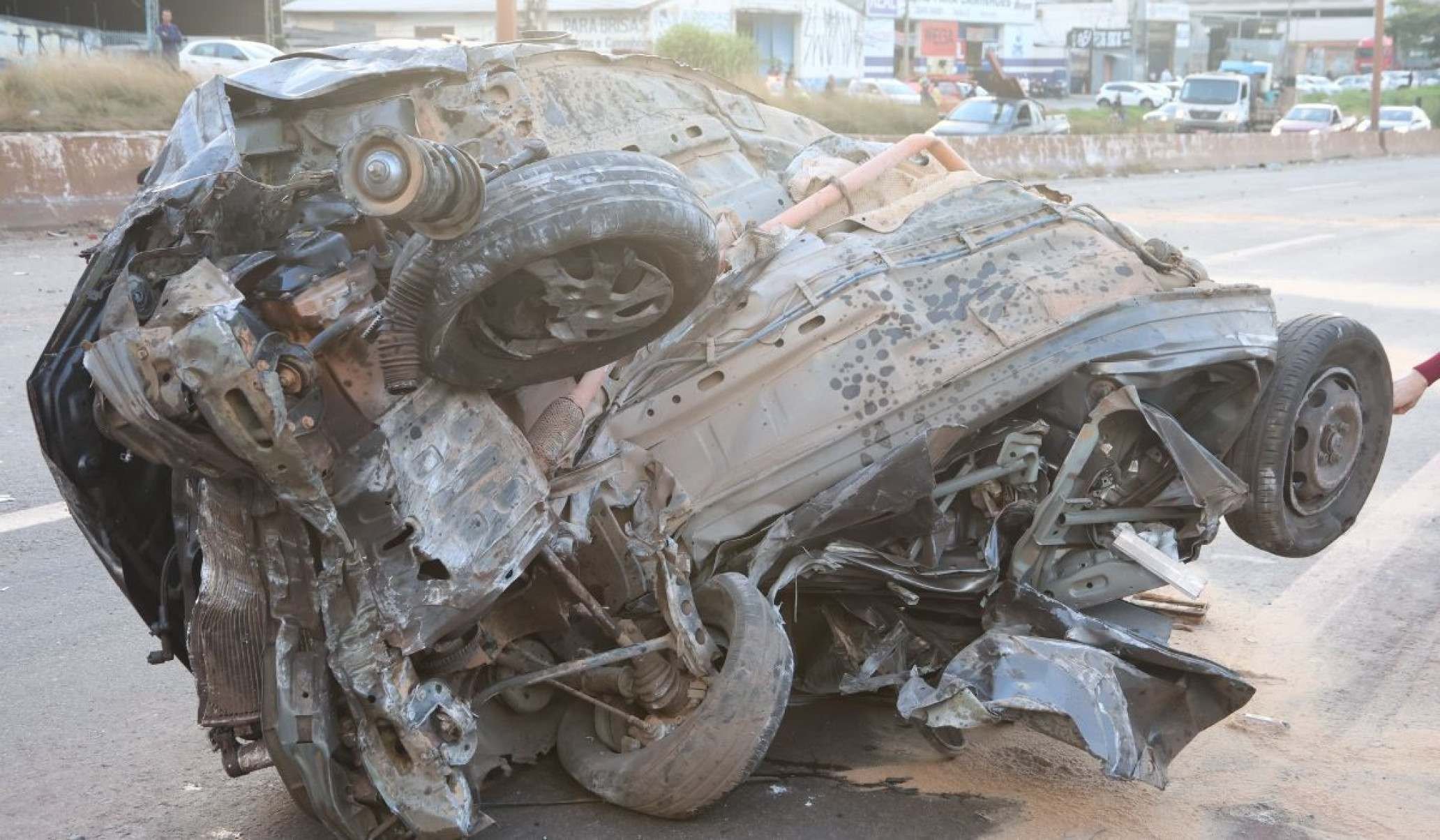 Militares do Corpo de Bombeiros, agentes da Polícia Militar, equipes da BHTrans e socorristas do Samu atuaram na ocorrência para prestar atendimento às vítimas