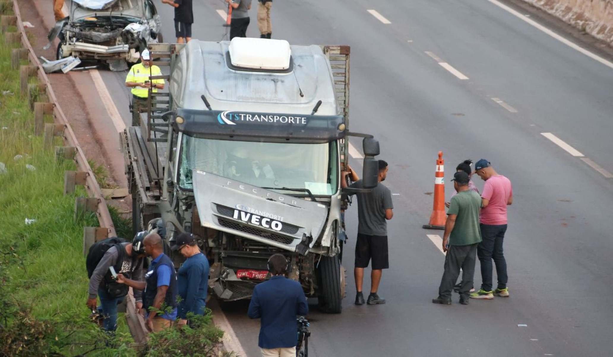 Segundo o Corpo de Bombeiros, 13 veículos se envolveram na colisão, entre eles oito carros, uma caminhonete e quatro carretas.