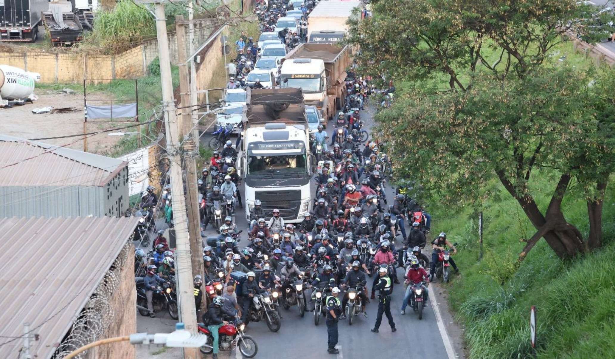 O trânsito ficou completamente interditado no sentido Vitória
