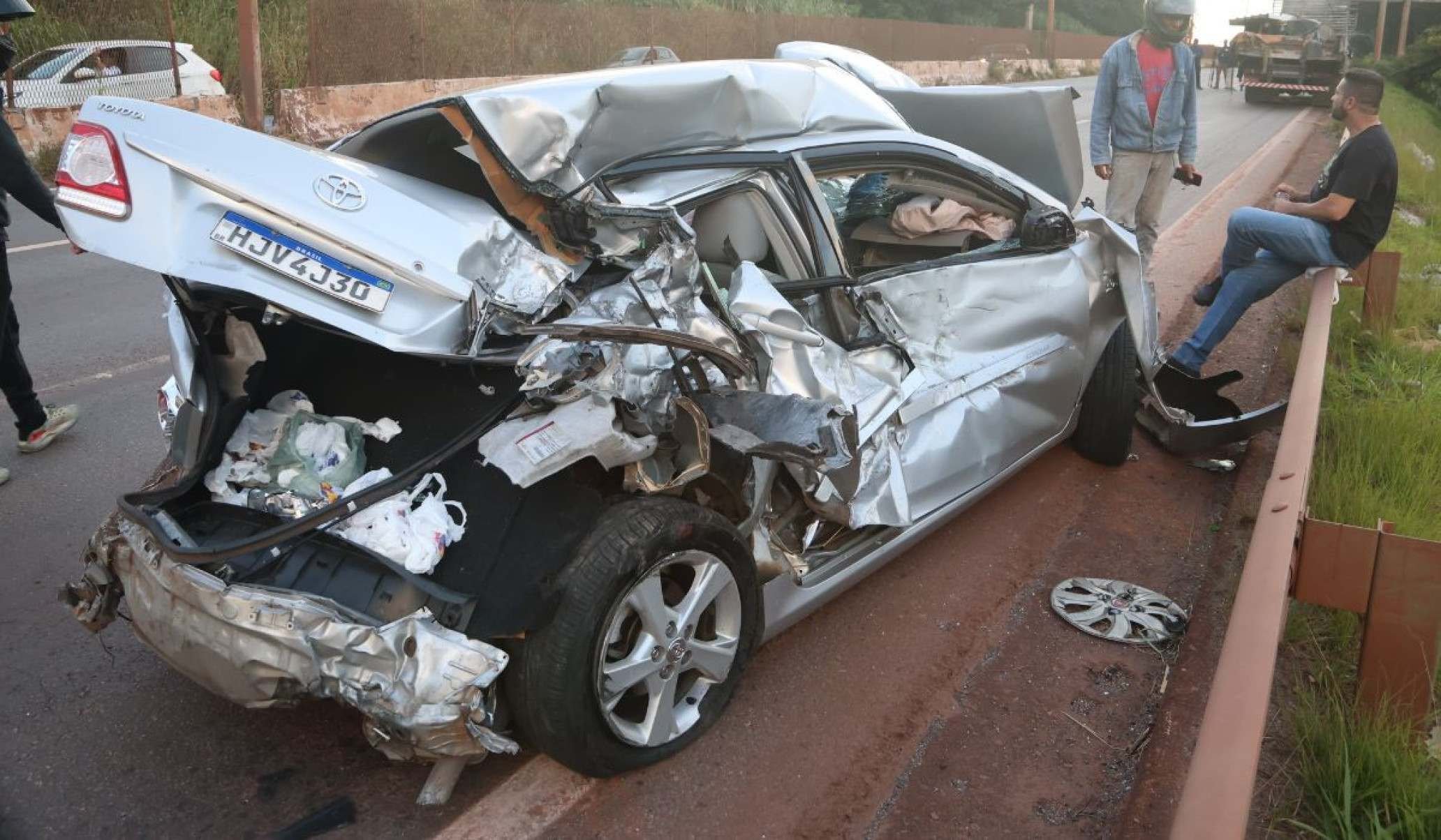 As vítimas, que estavam no mesmo carro de passeio foram socorridas pelo Serviço de Atendimento Móvel de Urgência (Samu)