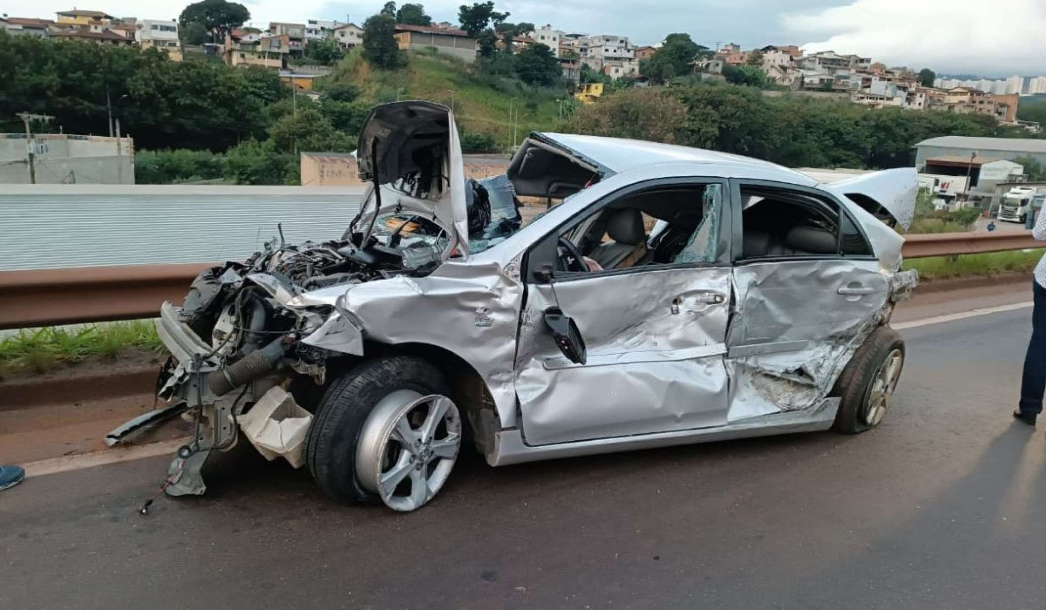 De acordo com as primeiras informações divulgadas pelas equipes de resgate, o acidente ocorreu por volta das 14h40, próximo ao trevo da Avenida Úrsula Paulino e da área de escape existente na rodovia