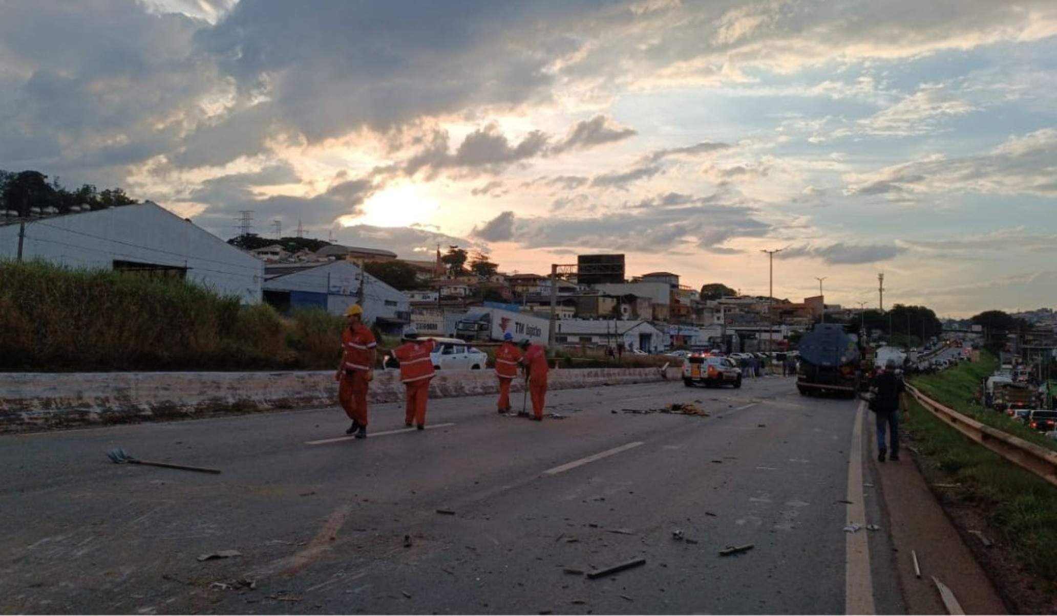 Os responsáveis pelo trânsito fizeram a limpeza da estrada para liberar a pista aos motoristas-Larissa Leone/EM/D.A Press
