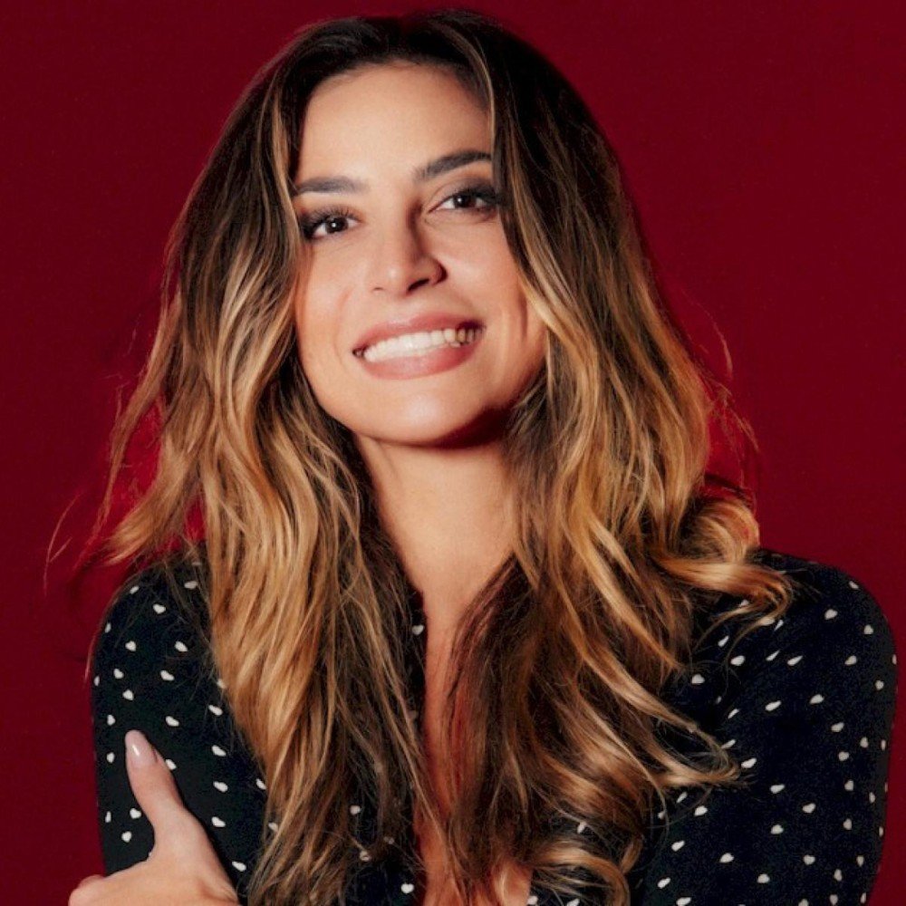 Vocalista do 'Caldeirão com Mion', Thais Piza lança EP sobre amor