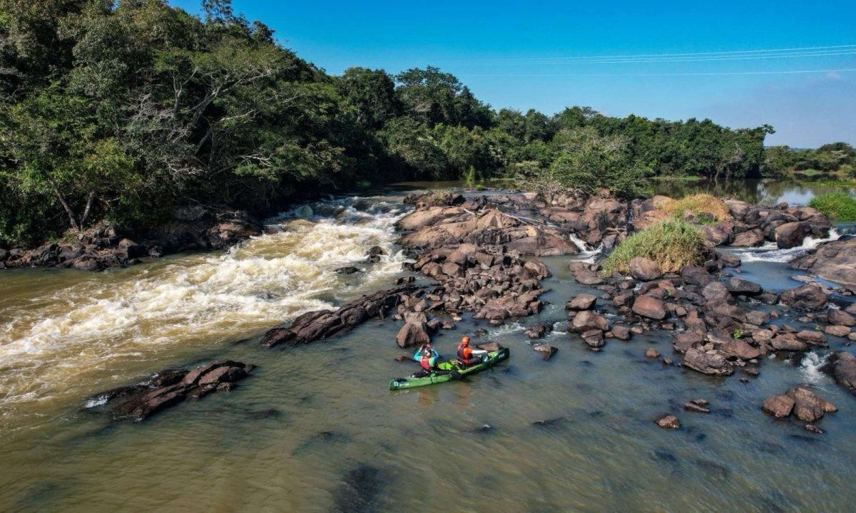 Expedicion&aacute;rios enfrentam trechos de corredeiras do Rio Par&aacute; em Carmo do Cajuru, onde a &aacute;gua tem boa qualidade