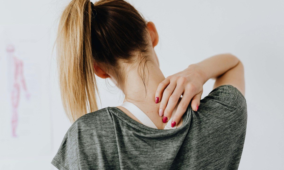 Dor nas costas no home office? 5 exercícios para aliviar a tensão na coluna - Pexels