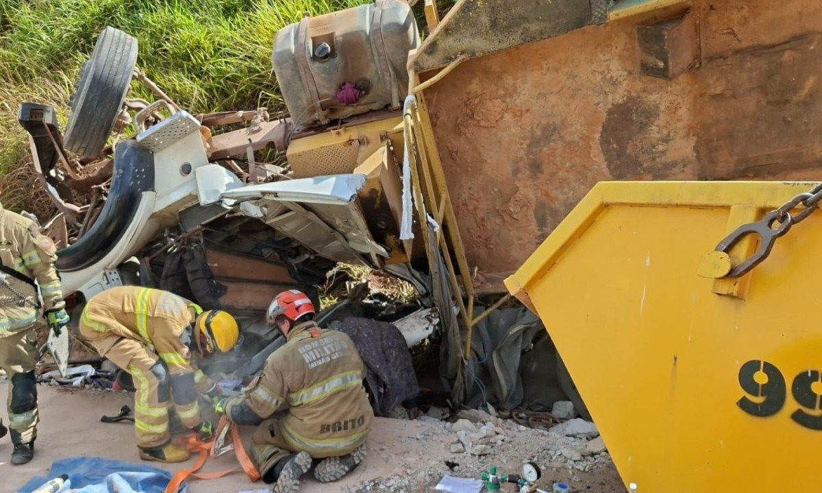 Condutor ficou preso &agrave;s ferragens e foi resgatado pelos bombeiros; tr&acirc;nsito apresentou lentid&atilde;o no trecho