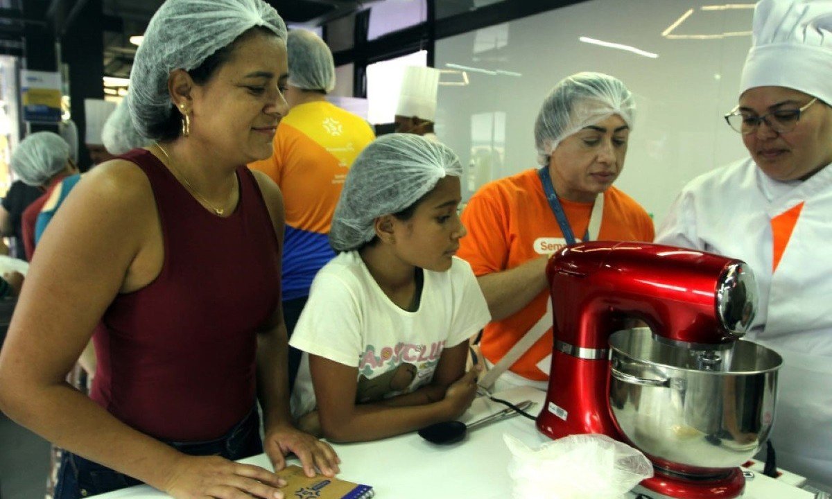Rosilene e Lav&iacute;nia participam da oficina com o desejo de aprimorar uma aptid&atilde;o que faz parte do cotidiano da fam&iacute;lia
