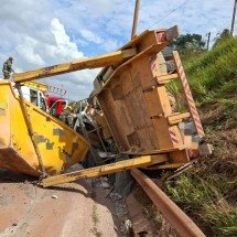 Caminhão sobe barranco, tomba e deixa motorista ferido na BR-381 - Reprodução/CBMMG