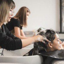 Salões brasileiros adotam ciência no cuidado capilar - DINO