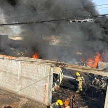 MG: incêndio de grandes proporções destrói ferro-velho - CBMMG/Divulga&ccedil;&atilde;o