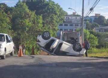 As três vítimas receberam atendimento no local e, segundo a PM, estavam em estado estável -  (crédito: Corpo de Bombeiros/Reprodução)