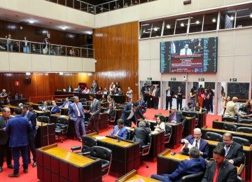 Deputados aprovaram em definitivo o projeto que autoriza a transferência e a venda de imóveis públicos para abatimento da dívida de Minas com a União após quase um ano de debates na ALMG -  (crédito: Willian Dias/ALMG)