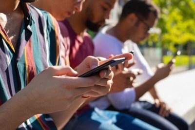 Jovens brasileiros se sentem infelizes e dependentes de telas e redes sociais, revelam pesquisas sobre sa&uacute;de mental e h&aacute;bitos digitais -  (crédito: FreePik)