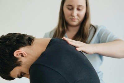 Fisioterapia &eacute; uma abordagem fundamental no tratamento da h&eacute;rnia de disco, buscando fortalecer a coluna e melhorar a postura dos pacientes. -  (crédito: Pexels)