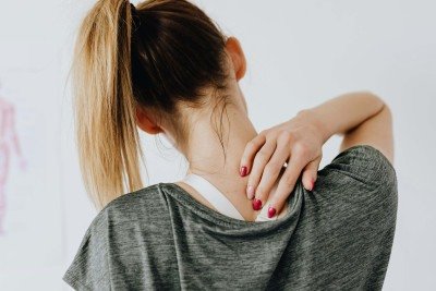 A m&aacute; postura, comum no home office, pode causar dores e tens&otilde;es na regi&atilde;o cervical e no pesco&ccedil;o, demandando aten&ccedil;&atilde;o e preven&ccedil;&atilde;o. -  (crédito: Pexels)