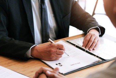 O debate sobre a redu&ccedil;&atilde;o da jornada de trabalho impacta as rela&ccedil;&otilde;es e contratos, como em uma reuni&atilde;o de neg&oacute;cios ou entrevista. -  (crédito: charliepix)