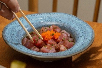 Cubos de atum com ovas massago: às quintas, o menu do Catarina's é totalmente asiático
 -  (crédito: Tomás Rangel/Divulgação)