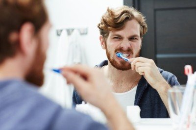 Se não tratados, problemas bucais podem comprometer funções básicas, como mastigação e fala -  (crédito: pressfoto/Magnific)