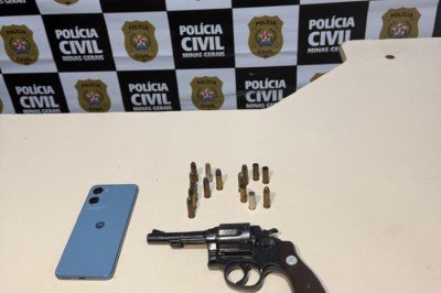 Segundo a PCMG, foram apreendidos um revólver calibre 38, 11 munições intactas, quatro munições deflagradas e três celulares -  (crédito: PCMG/Divulgação )