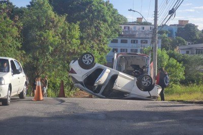 As três vítimas receberam atendimento no local e, segundo a PM, estavam em estado estável -  (crédito: Corpo de Bombeiros/Reprodução)