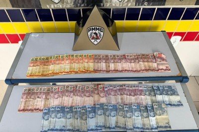 Suspeito de 27 anos confessou o crime após imagens de segurança mostrarem invasão ao comércio durante a madrugada -  (crédito: Reprodução/PMMG)