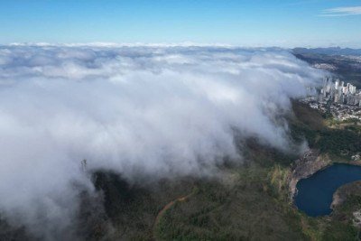 Cachoeira de nuvem sobre a Serra do Curral -  (crédito: Leandro Couri/EM/D.A. Press)