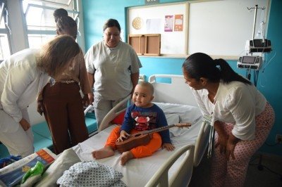 Isaac, de 3 anos, é paciente de oncologia no Hospital das Clinicas da UFMG e participa do projeto 'Pedagogia Hospitaliar' -  (crédito: Gladyston Rodrigues/EM/D.A Press)