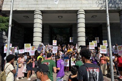 Na &uacute;ltima sexta-feira (8/5), professores fizeram protesto em frente &agrave; sede da prefeitura -  (crédito: SindRede/Reprodu&ccedil;&atilde;o)