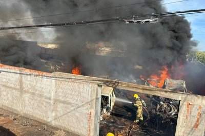 Militares do Corpo de Bombeiros precisaram arrombar cadeado que estava no port&atilde;o para combater o fogo -  (crédito: CBMMG/Divulga&ccedil;&atilde;o)