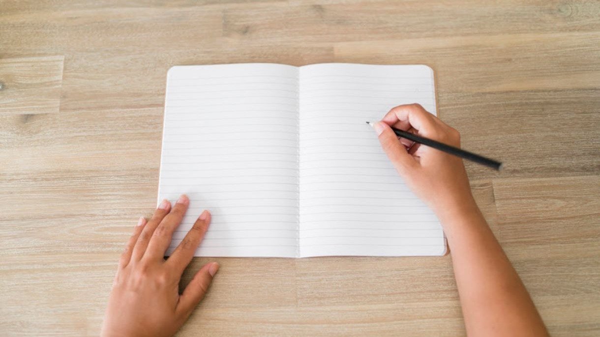 Mesmo na era digital, a escrita manual mant&eacute;m sua relev&acirc;ncia para o desenvolvimento cognitivo e a sa&uacute;de mental, apontam especialistas -  (crédito: Magnific)