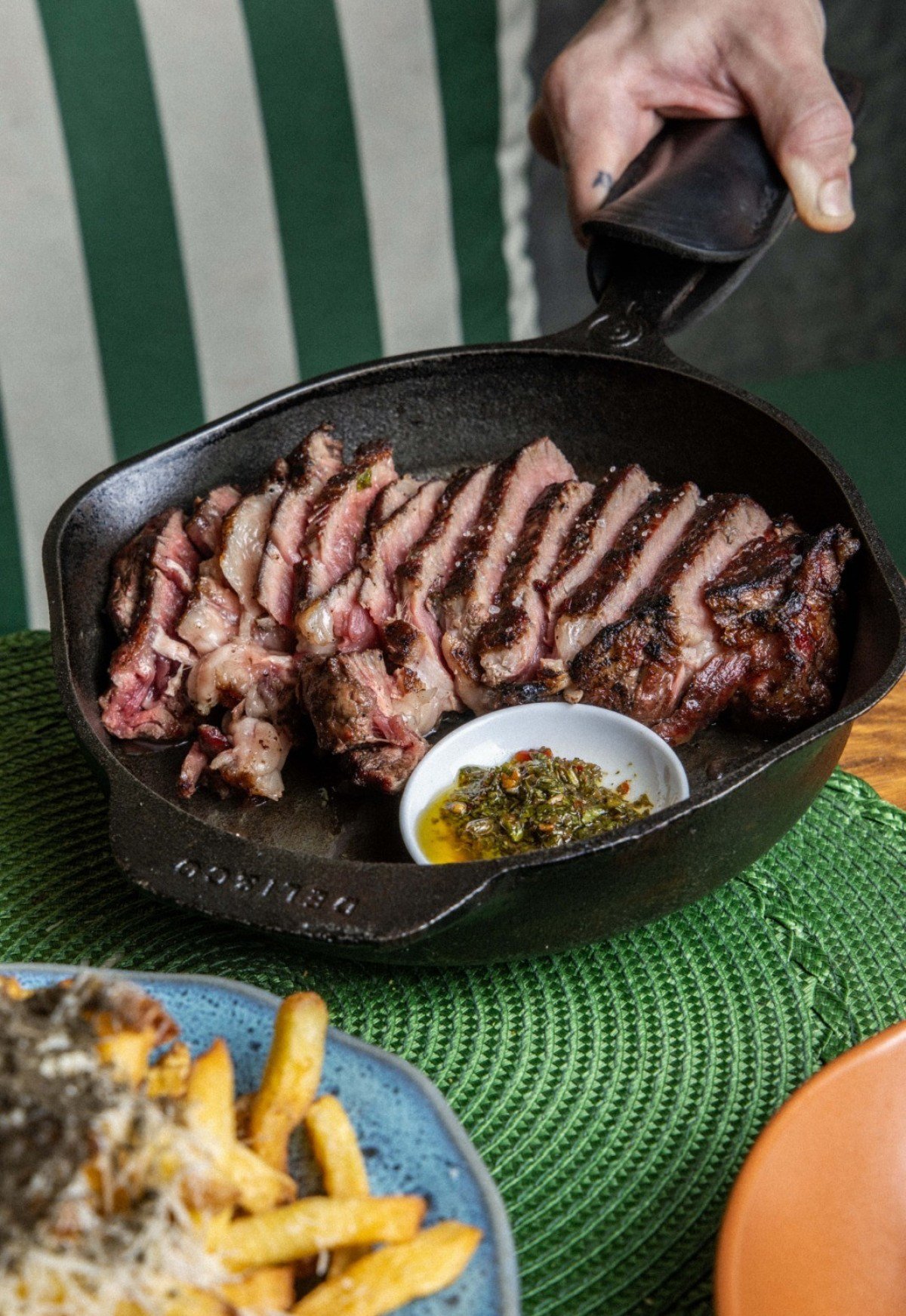 A parrilla entra em cena no almo&ccedil;o de sexta a domingo e tem entre as op&ccedil;&otilde;es ancho com batata frita 