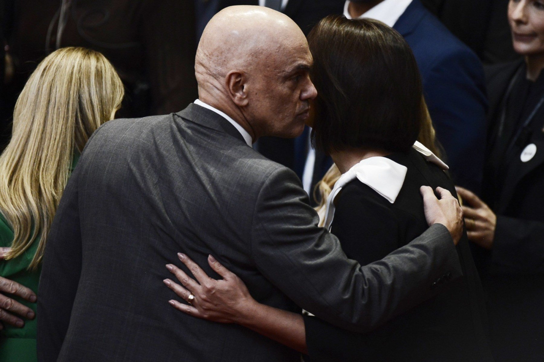Em cerim&ocirc;nia no TSE, Michelle Bolsonaro (PL) cumprimentou Alexandre de Moraes, ministro do STF