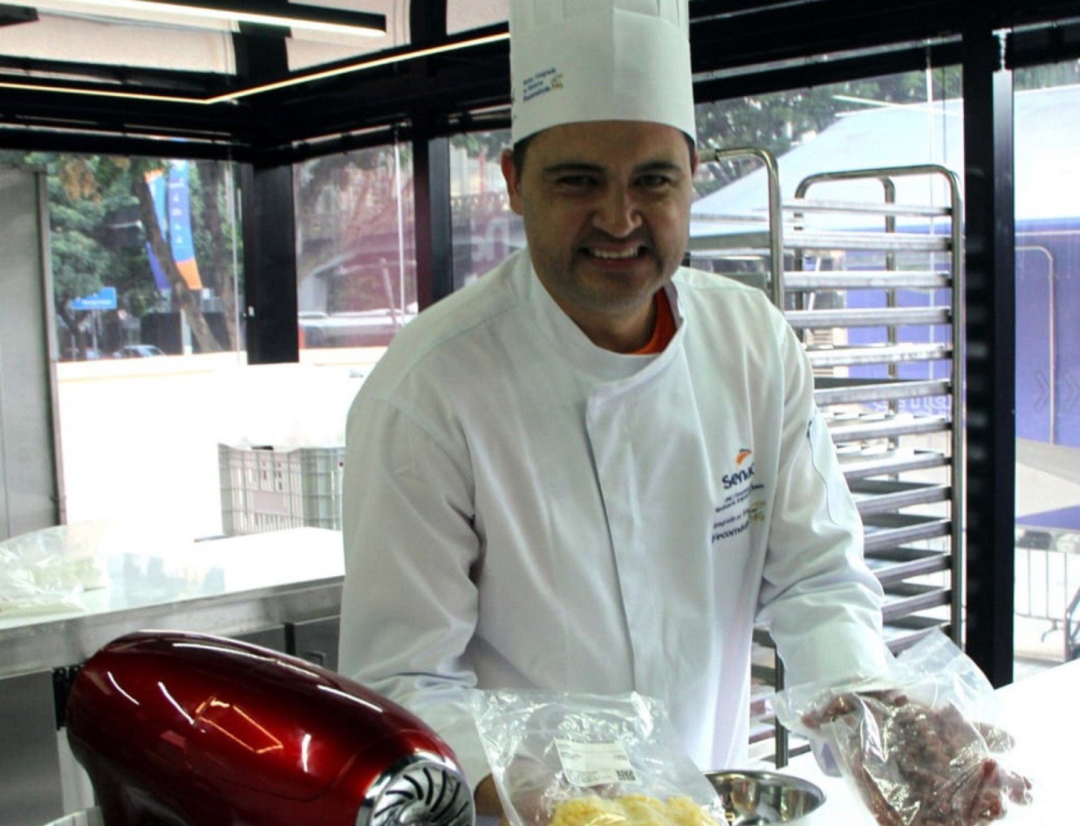 Para Jefferson Ferreira, a fus&atilde;o entre o cl&aacute;ssico e o regional &eacute; uma forma de preservar a mem&oacute;ria gastron&ocirc;mica do estado