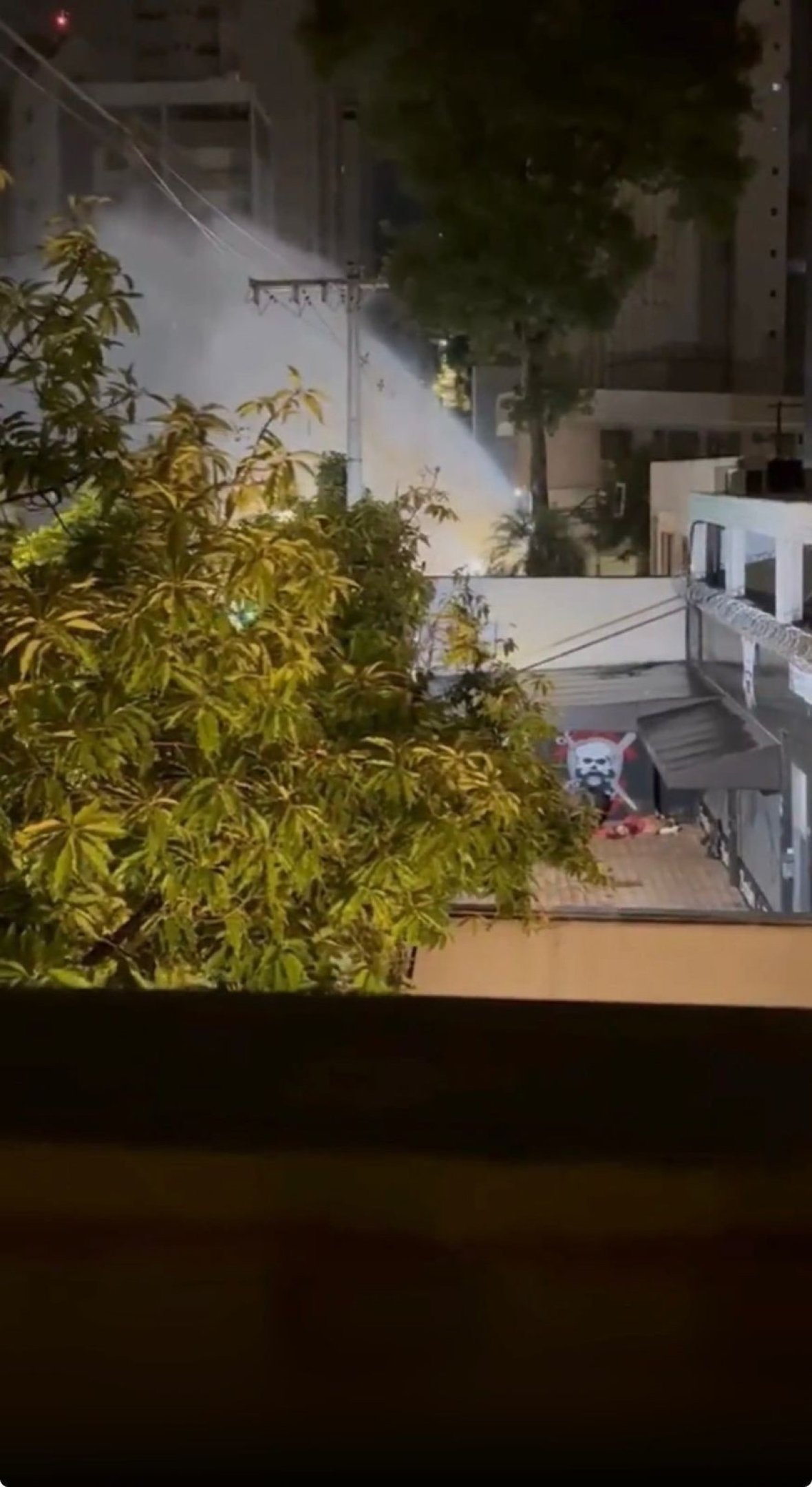 Rompimento gera vazamento chega na altura dos murros das resid&ecirc;ncias na regi&atilde;o Centro-Sul de BH.